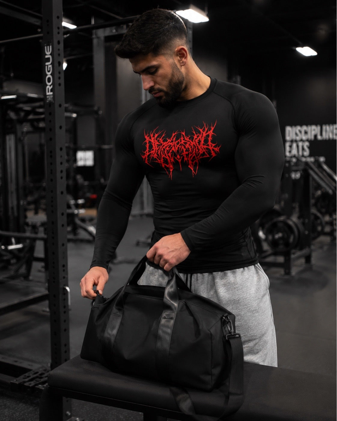 Hombre en gimnasio con camiseta deportiva negra