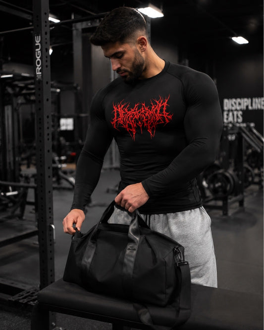 Hombre en gimnasio con camiseta deportiva negra